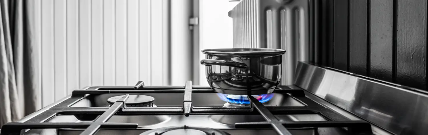 small-metal-pan-stove-kitchen2